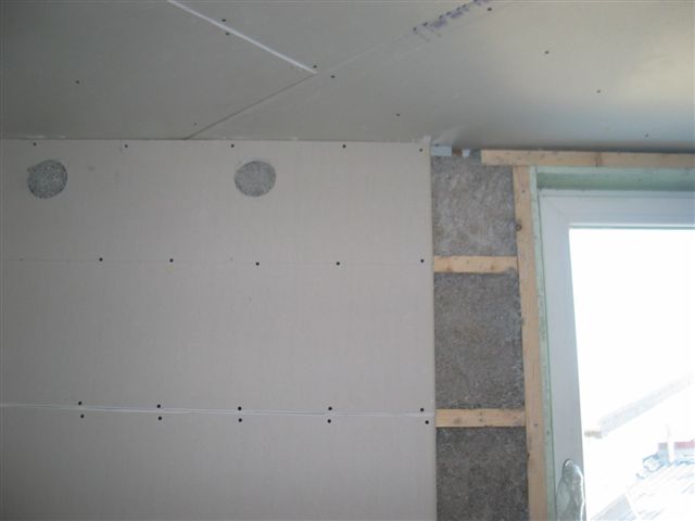 Prikaz zapolnitve sten s celulozno izolacijo Trendisol