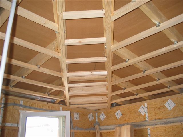 Lesena konstrukcija spuščenega stropa