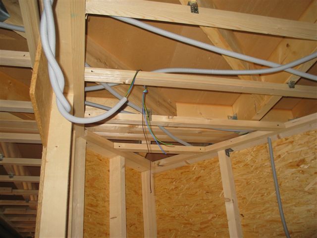 Lesena konstrukcija spuščenega stropa