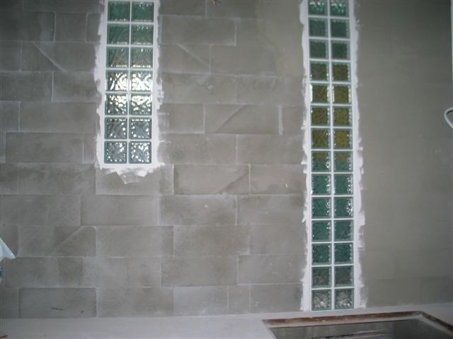 Izdelava stene s siporeks bloki in vzidava steklenjakov ter izdelava grobega ometa